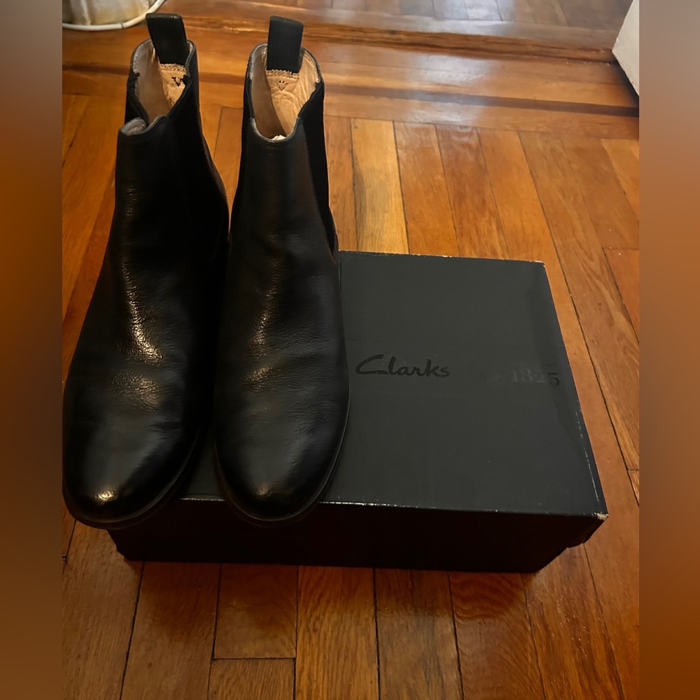 CLARKS NARRATIVE "MARIELLA BUSBY" BLACk LEATHER ANKLE BOOTS